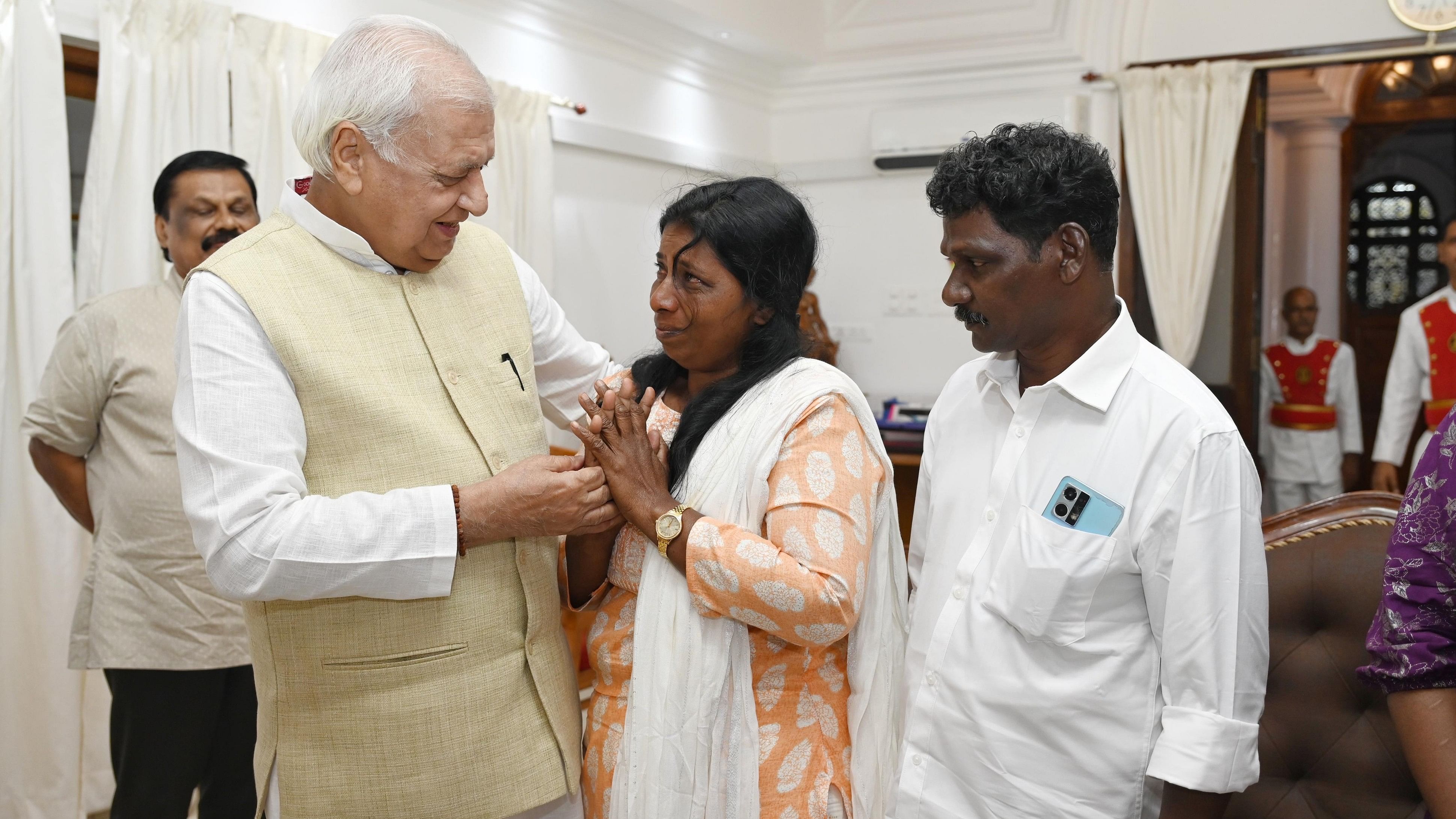 <div class="paragraphs"><p>Dhanuja Kumari with Governor Arif Mohammed Khan at Raj Bhavan in Thiruvananthapuram on Thursday. Her husband Satheesh is also seen with her.</p></div>